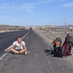 Stopování ve vyprahlé, liduprázdné poušti na cestě do Cuzca