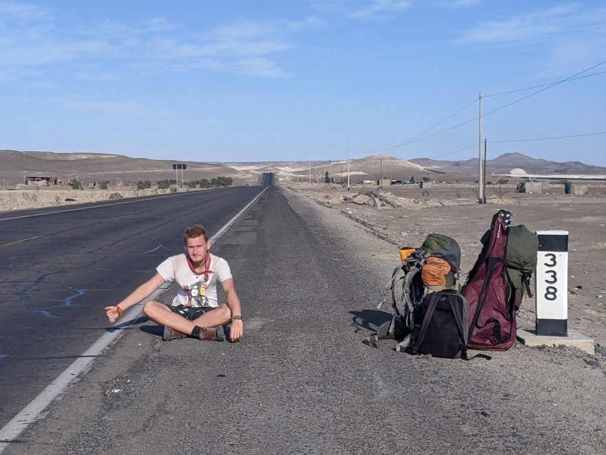 Stopování ve vyprahlé, liduprázdné poušti na cestě do Cuzca