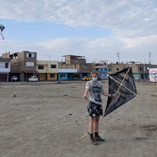 Trávení volného času, pouštění draků za karantény v Chimbote
