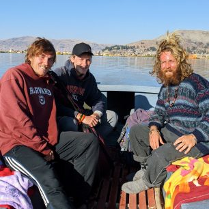 Tři muži ve člunu (Tři dobrodruzi na jezeře Titicaca)