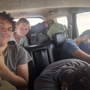 Vyčerpávající jízda přes poušť na cestě do Limy