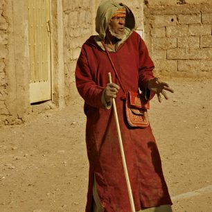 Marocký muž v tradičním oděvu