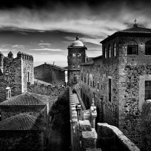 Cáceres, téměř netknuté středověké město ležící v místě starého keltského oppida. Temné uličky a na konci každé z nich obranná věž se zlověstným zubatým cimbuřím. Kámen a zase kámen. Architektonický čas se tady zastavil na konci středověku a opevnil se uprostřed hradeb. (Gabino Cisneros)