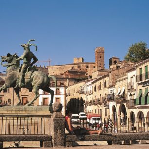 Trujillo je rodištěm dvou velkých osobností španělských dějin. Francisca de Orellany, objevitele Amazonky. Na mumraj na hlavním náměstí, kde se každoročně konají trhy a soutěže o nejlepší sýry světa, shlíží druhý slavný rodák, Francisco Pizarro, dobyvatel Peru. A do toho všeho nepřetržitě klapou svými zobáky všudypřítomní čápi sedící na věžích kamenných paláců a kostelů postavených ze zámořského zlata. Extremadura Tourist Board Trujillo,