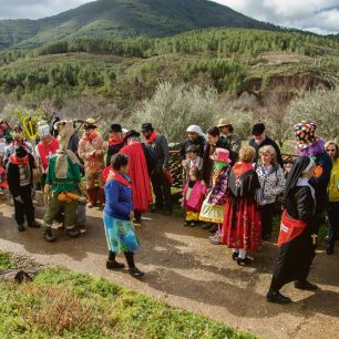 Las Hurdes, zapomenutý a donedávna nejchudší kraj snad v celém Španělsku. Extremadura byla krajem pastevců, a tak není divu, že se jejich svět obtiskl do karnevalových masek při slavnostech na konci února. Ústřední postavou je pelele, figurína člověka na tyči s kozí lebkou. Na konci karnevalu je tento symbol zla spálen, a přitom se hází na zem sláma a obilné zrno, aby jaro přišlo brzy a byla dobrá úroda. Extremadura Tourist Board
