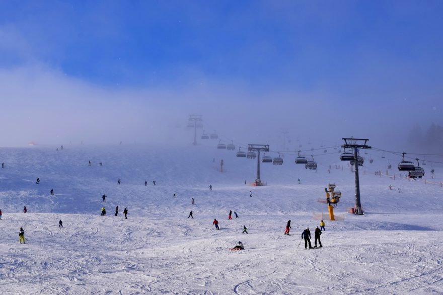 Feldberg nabízí nejen lyžování, ale i mnoho dalších zimních radovánek a sportů. Zdroj www.https://dam.germany.travel/