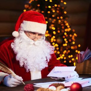 Weihnachtsmann se velmi podobá Santa Clausovi. Zdroj www.https://dam.germany.travel/