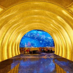 Zlatý tunel vedoucí do restaurace Al Mahara.