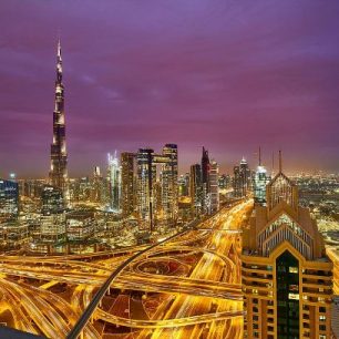Noční Dubaj je silným vizuálním zážitkem.