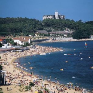 Hlavní město této španělské oblasti, Santander, má nespočet pláží, ale jen jedna z nich má opravdu originální název. V 70. letech se na jedné takové pláži objevily vůbec první ženy v bikinách. Byly to zahraniční studentky, které tím způsobily v tehdejším upjatém Španělku nevídaný rozruch. Od té doby se pláž pod bývalým královským palácem Magdaleny nazývá pláž Bikini. Foto: Cantur