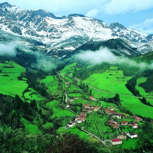 Údolí Liébana v Kantábrii se rozkládá mezi přírodní rezervací Caza a Národním parkem Picos de Europa, které mu tvoří do pozdního jara ledovou kulisu. Zde, skryt před očima mnoha běžných turistů, se nachází klášter svatého Toribia z Liébany. Málokdo ví, že ve Španělsku jsou kromě Santiaga de Compostela ještě další dvě celosvětově uznaná poutní místa a toto je jedno z nich. Foto: Cantur