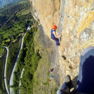 Kantábrie je země adrenalinových sportů. Skvělé podmínky pro surfování jsou právě tady. Od moře je to jen kousek na vías ferratas. Je jich celkem devět a jednou z nejkrásnějších je ferrata Socatillo, která se nachází ve Vega de Liébana. Střední až vysoká náročnost, celkem 500 m převýšení. Kdo nerad nahoru, může lézt dolů, protože v Kantábrii je nespočet jeskyní a speleologie tu jen kvete. Do jedné jeskyně se však nesmí, a sice do slavné prehistorické Altamiry. Foto: Cantur