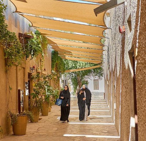 Tradiční zástavba Perského zálivu nabízí stín, který je v horku nutný.