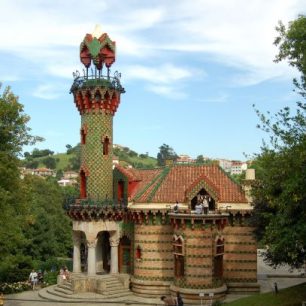 V městečku Comillas stojí uprostřed zahrady dům zvaný Capricho neboli Rozmar. Byl postaven podle návrhu slavného architekta Antoni Gaudího, který jen výjimečně stavěl mimo své rodné Katalánsko. Dům posázený kachlemi s motivem slunečnice se na každé světové straně proměňuje podle toho, jaké místnosti se nachází uvnitř. Neuvěřitelná směs fantazie inspirovaná přírodou a Gaudího posedlost keramikou tvoří malý zázrak. Foto: Cantur