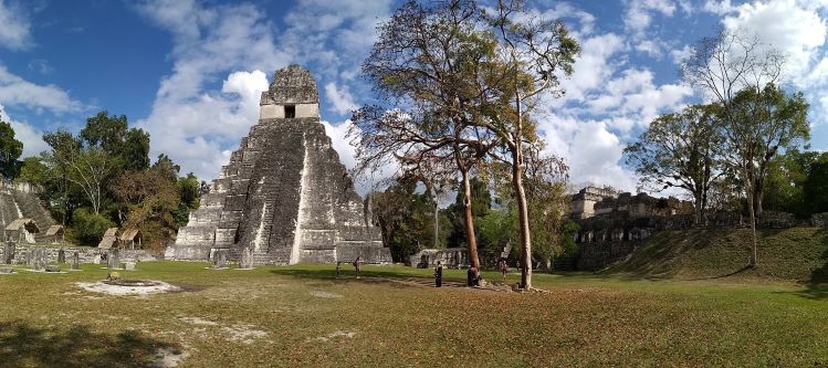Slavný Tikal je více než velkolepým cílem.