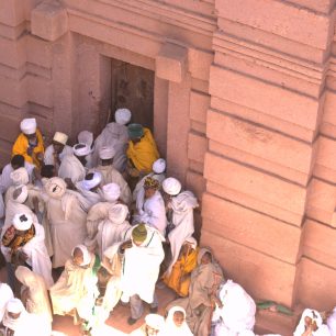 Poutníci u vstupu do kostela