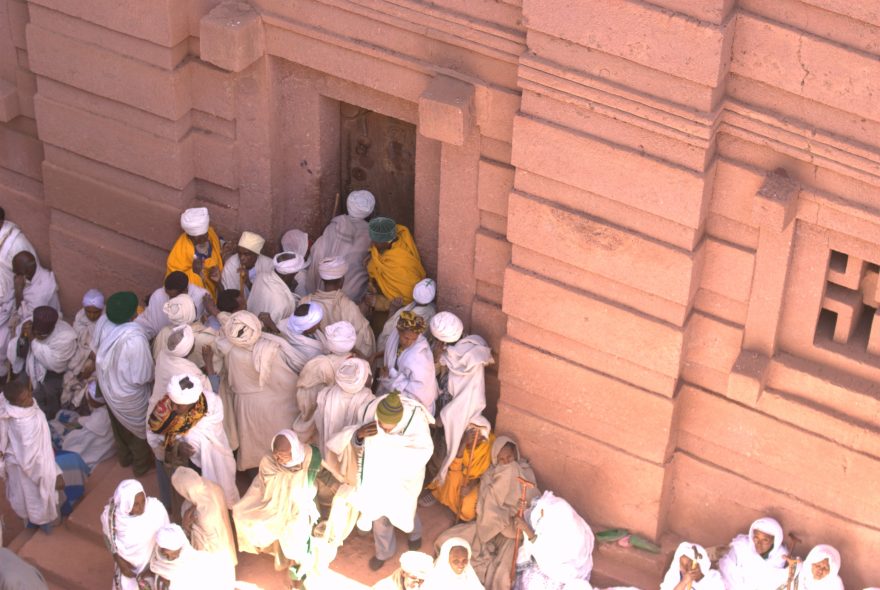 Poutníci u vstupu do kostela