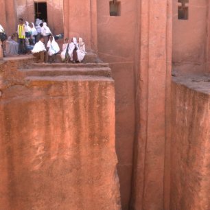 Poutníci u vstupu do kostela