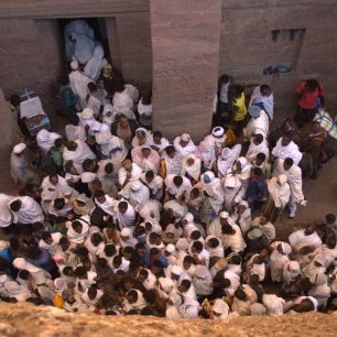 Poutníci před vstupem do kostela