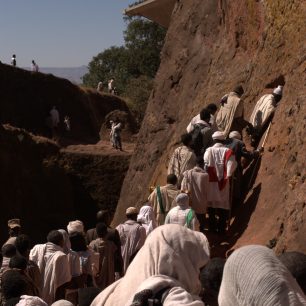 Poutníci vstupují do tunelu před kostelem