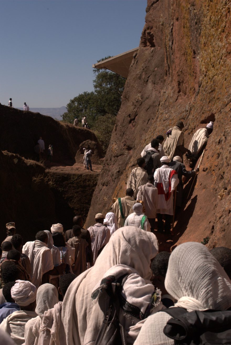 Poutníci vstupují do tunelu před kostelem
