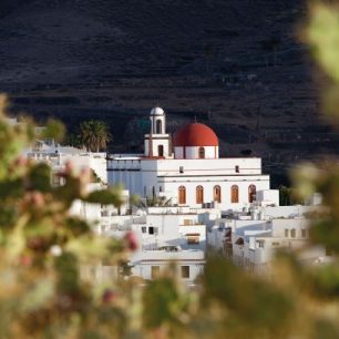 Agaete na ostrově Gran Canaria svítí v podhůří sopečných hor. Do zdejšího přírodního parku Tamadaba vede cesta údolím posázeným největším borovicovým hájem na ostrově. Kolem to voní kávou, která se tu pěstuje a patří mezi ty nejaromatičtější. Zachovala se zde původní kanárská architektura ještě z dob, kdy ostrov dobyli Španělé. Zdroj: Promotur.