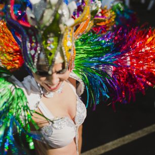 Na Tenerife se každoročně v únoru koná jeden z největších karnevalů na světě. Charakterizuje ho nespoutané veselí. Ostatně, co jiného byste čekali na ostrově věčného jara. Týden před vypuknutím je vybrána královna karnevalu a nejenže jede v čele průvodu na hlavním trůnu a je uctívána všemi maskami, ale od roku 1935 jsou jména královen karnevalu zapisovány do čestné knihy na radnici v hlavním městě. Zdroj: Promotur.
