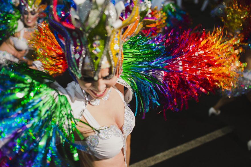 Na Tenerife se každoročně v únoru koná jeden z největších karnevalů na světě. Charakterizuje ho nespoutané veselí. Ostatně, co jiného byste čekali na ostrově věčného jara. Týden před vypuknutím je vybrána královna karnevalu a nejenže jede v čele průvodu na hlavním trůnu a je uctívána všemi maskami, ale od roku 1935 jsou jména královen karnevalu zapisovány do čestné knihy na radnici v hlavním městě. Zdroj: Promotur.