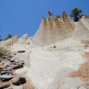 Měsíční krajina Paisaje Lunar na Tenerife je tak trochu ve stínu slavné sopky Teide, která přitahuje pozornost všech návštěvníků ostrova Tenerife. Nachází se v blízkosti Vilafloru, nejvýše položeného městečka na ostrově a centra krajkářské tradice. Tyto bizarní útvary jsou tvořeny z pemzy, vyvřelé horniny vzniklé tuhnutím vroucí lávy a smícháním s vodou. Zdroj: Promotur.