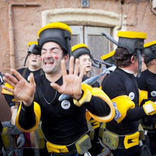 Labyrint uliček a zákoutí, květinami ověšené dvorečky, sochy slavných toreadorů, římský most, největší a nejslavnější evropská mešita propojená s opulencí barokní katedrály. To je Córdoba. A nad tím vším se vznáší židovské žalmy. Zdroj Andalucía Tourist Board