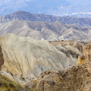 Poušť Tabernas ve východní andaluské provincii Almería je jediná skutečná poušť v Evropě. Nemusíte jezdit do Nebrasky, abyste na vlastní oči viděli, co je to badlands. Úchvatná krajina, ve které je snadné se ztratit, lákala filmové tvůrce k natáčení westernů, a proto se kraji přezdívalo evropský Hollywood.zdroj Andalucía Tourist Board.