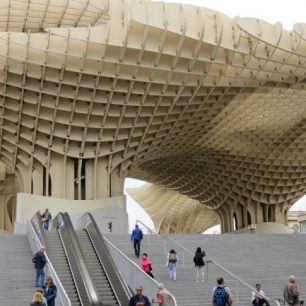 Když se řekne Sevilla, člověka napadnou hned dvě otázky. Jak je možné, že tak hluboko do vnitrozemí zajížděly lodě se zámořským zbožím? A jak v blízkosti největší katedrály Španělska může stát něco, co se nápadně podobá houbě? Metropol Parasol od architekta Jürgena Mayera tak opravdu vypadá. Vysvětlení je jednoduché: v prvním případě to bylo hledání bezpečného přístavu, v druhém pak hledání stínu před spalujícím horkem. Zdroj Turespańa.