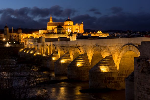 Labyrint uliček a zákoutí, květinami ověšené dvorečky, sochy slavných toreadorů, římský most, největší a nejslavnější evropská mešita propojená s opulencí barokní katedrály. To je Córdoba. A nad tím vším se vznáší židovské žalmy. Jiří Kalát