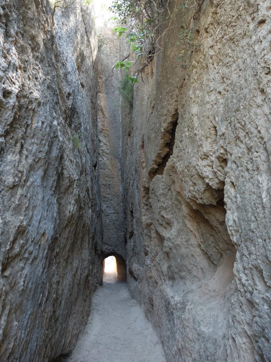 Tunel na trase Comarca de los Serranos. Zdroj: https://es.wikiloc.com/