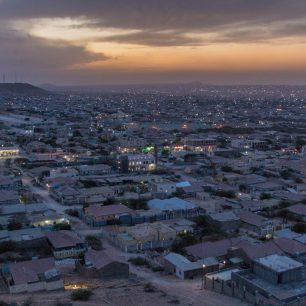 Hlavní město Hargeisa při západu slunce.
