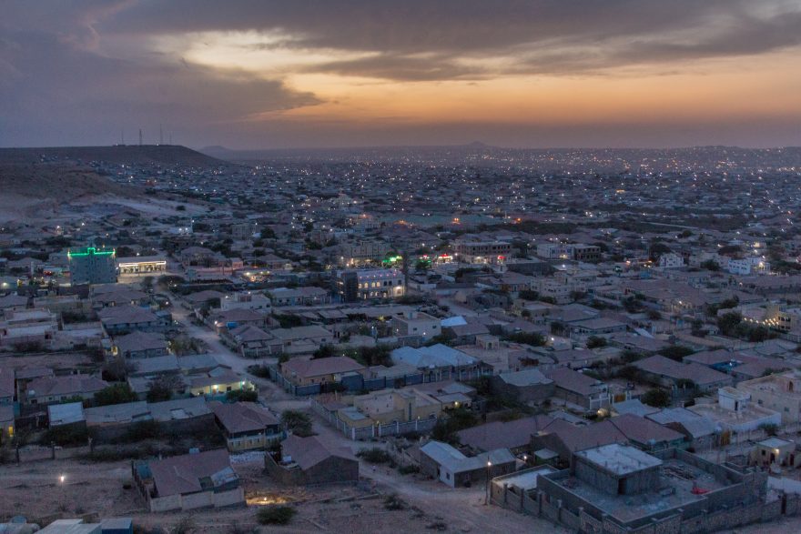 Hlavní město Hargeisa při západu slunce.