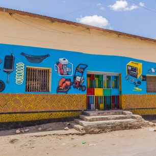 Obchody a restaurace mívají svůj sortiment namalovaný na zdech.