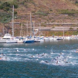 Triatlon v Garachico nabízí krásné moře i kopce plné výzev. Zdroj: https://www.webtenerife.com/