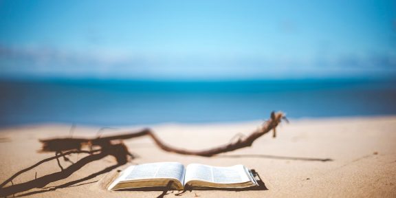 8 tipů na letní čtení (a poslech)