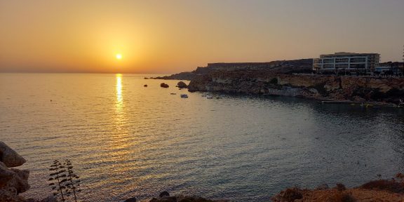 Nejkrásnější pláže na Maltě: písek, útesy i modrá laguna