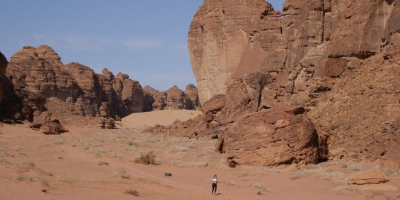 Skalní města, kaňony, duny z červeného písku a dobrodružství, takové je běhání v Saúdské Arábii