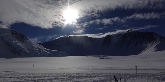 Konečně Antarktida III: Útěk před bouří