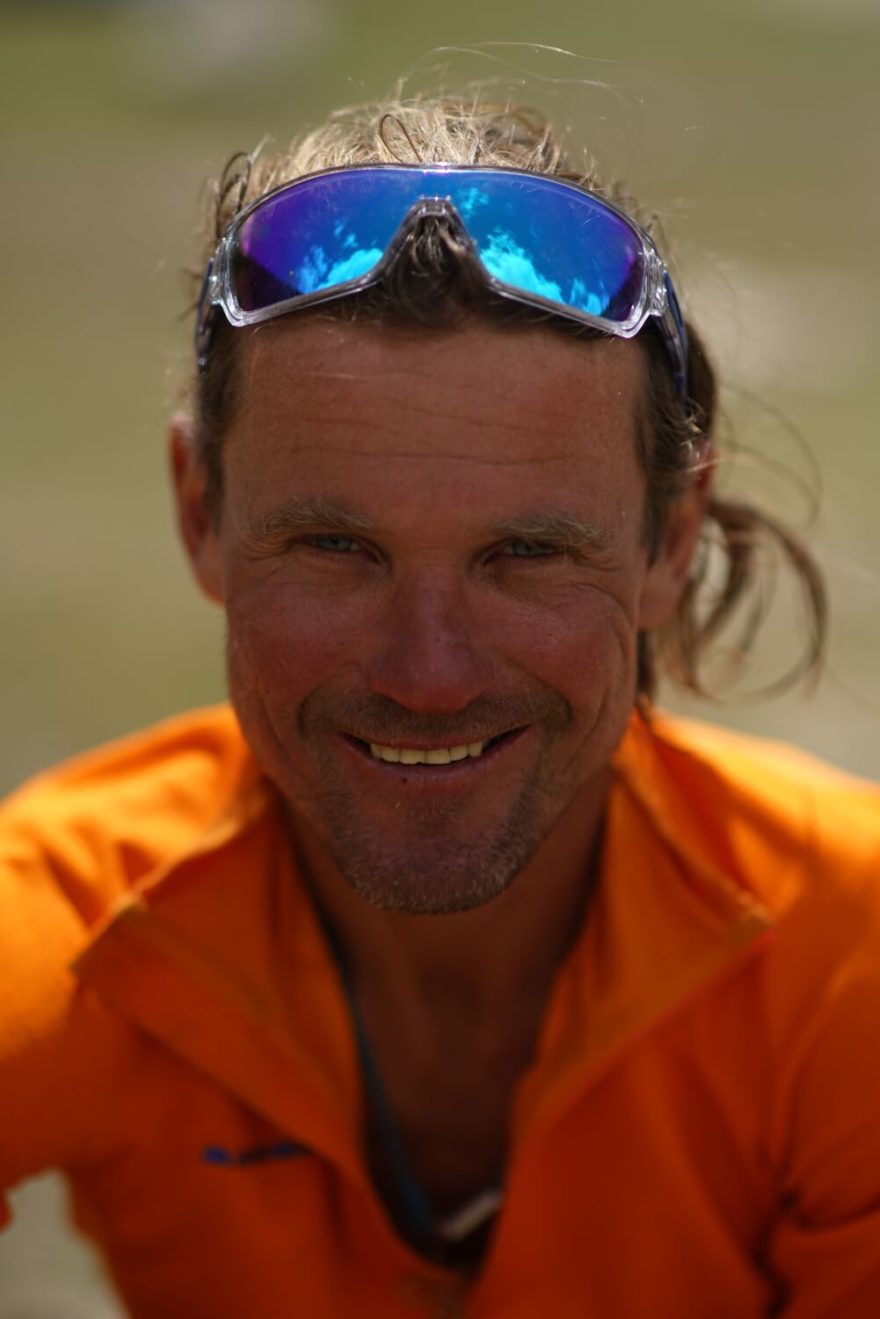 Mára Holeček přitahuje oči veřejnosti zejména svými technicky náročnými prvovýstupy ve velehorách alpským stylem bez použití kyslíku.