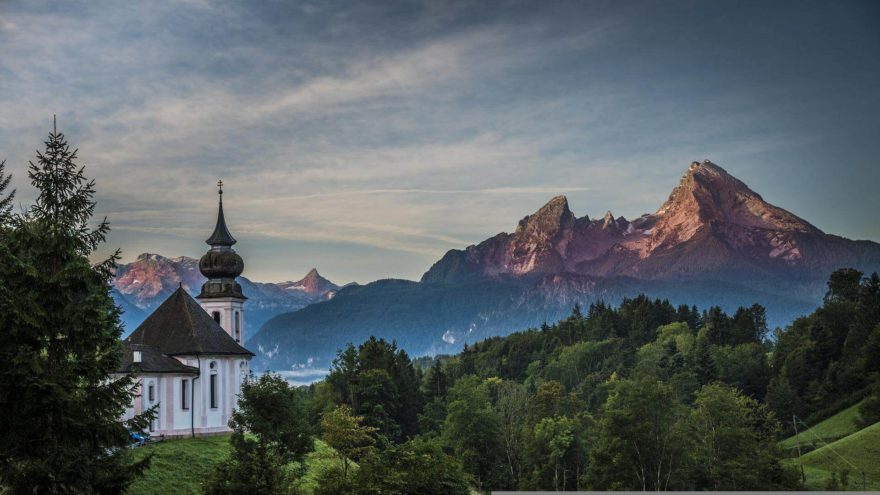 Fotogenicky posazený kostelík Maria Gern u Berchtesgadenu.