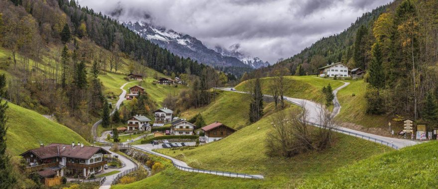 Poklidná rurální vesnička Maria Gern. Berchtesgaden.