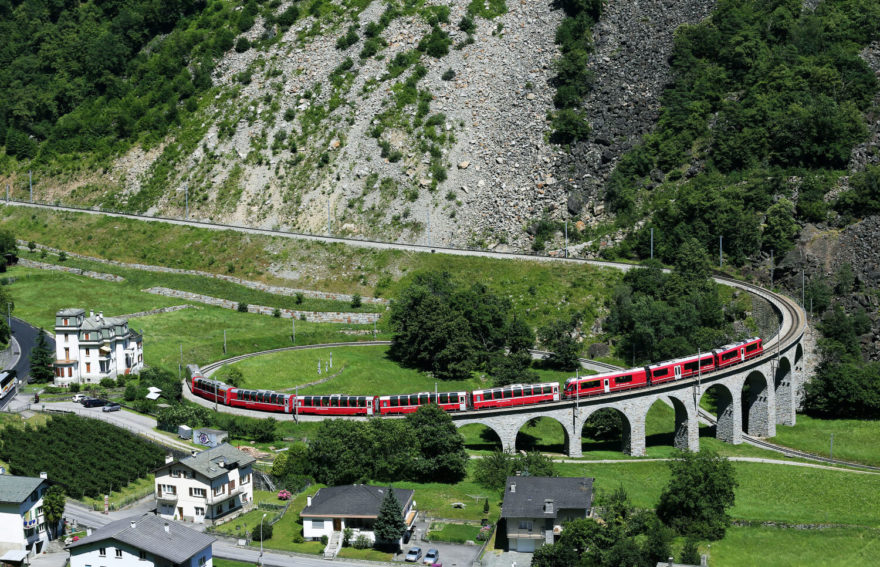 Vyhlášené panoramatické trasy Rhétské dráhy vedou v kantonu Graubünden. Foto Rhätische Bahn / Christoph Benz