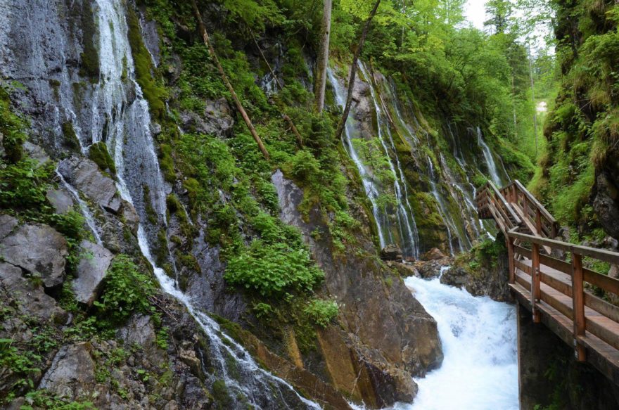 Soutěska Wimbachklamm nadchne milovníky vodopádů. Berchtesgaden.
