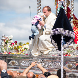 Knězi na nosítkách jsou podávány i děti, Romería, Andalusie
