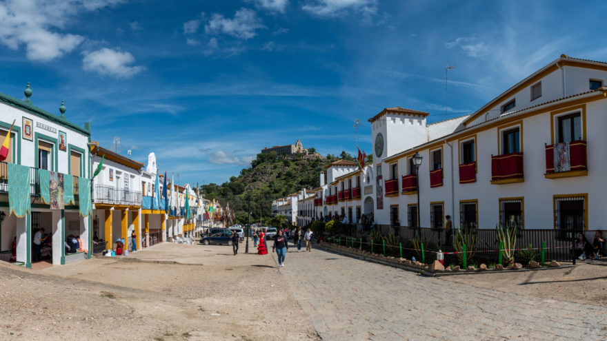 Virchen de la Cabeza, s chrámem a domy jednotlivých bratrstev, Romería, Andalusie