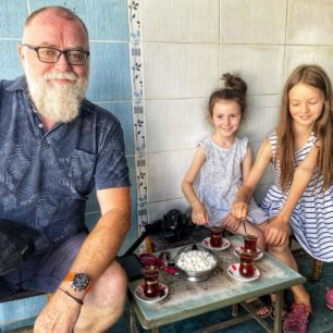 Josef Vrtal na cestách s dcerami, na čaji, Bitlis, Kurdská oblast